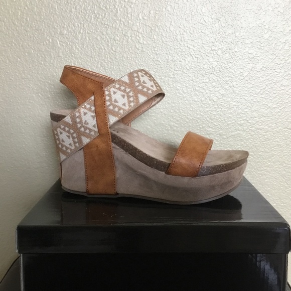 **FINAL SALE**Laura Strappy Platform Wedge Sandal - Picture 2 of 7